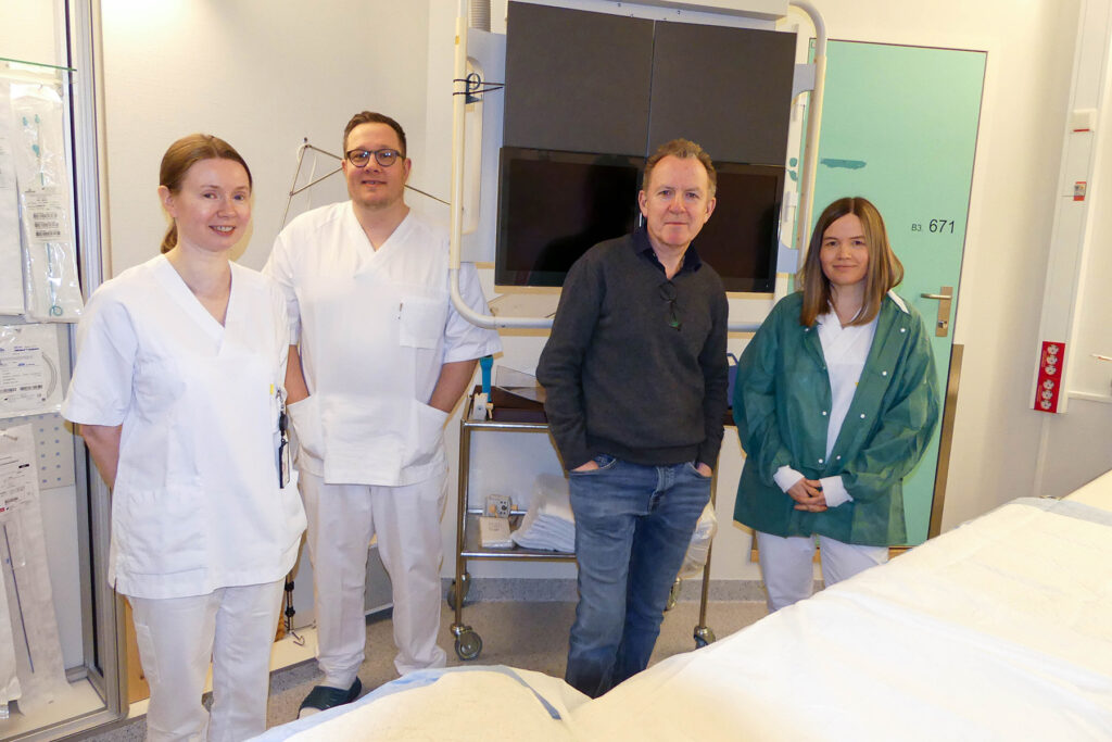 Fire personer foran sykeseng