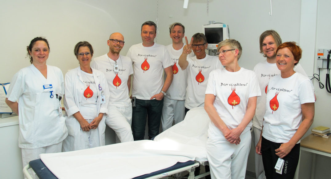 En gruppe mennesker iført hvite skjorter