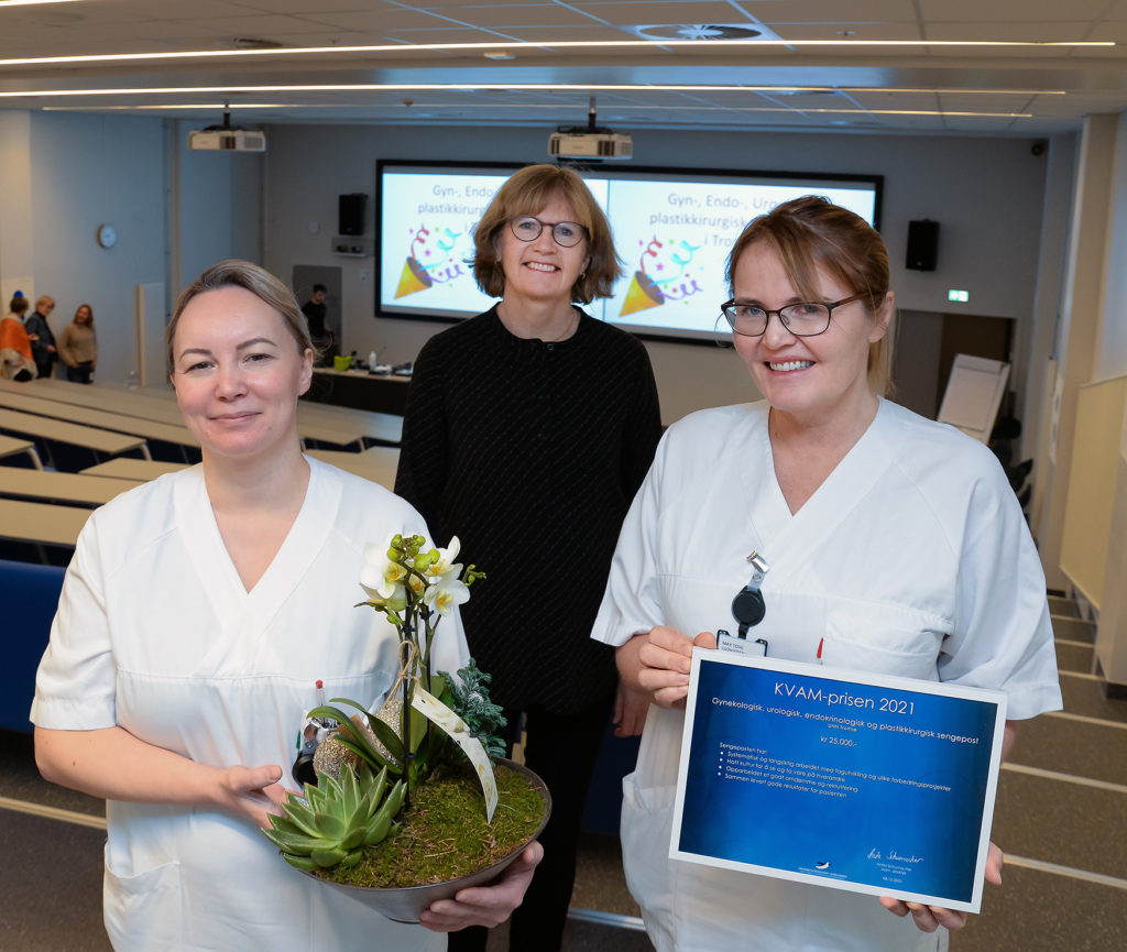 En gruppe kvinner som holder en bukett blomster