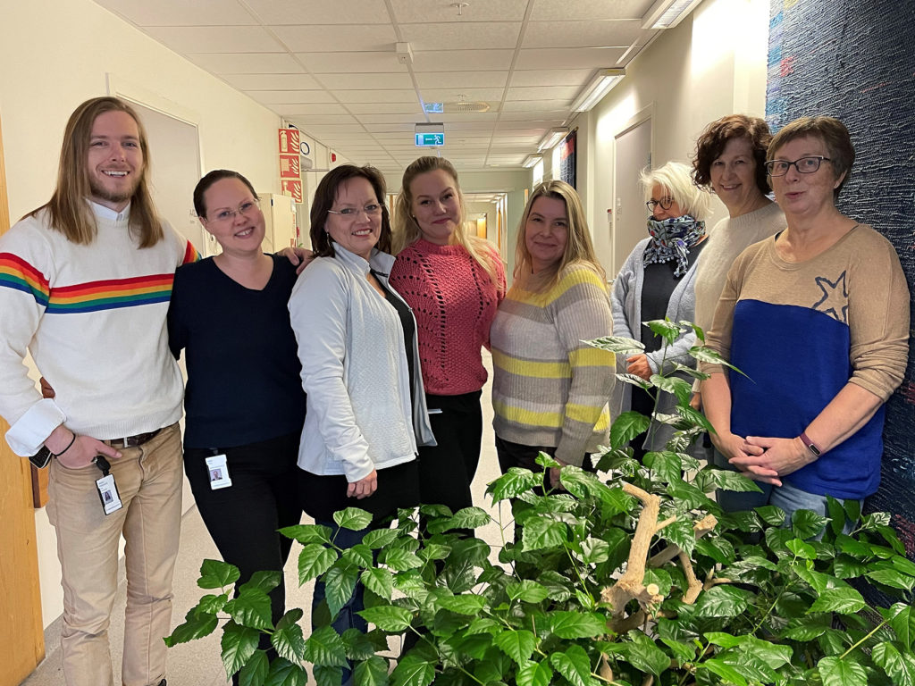 En gruppe kvinner som står sammen