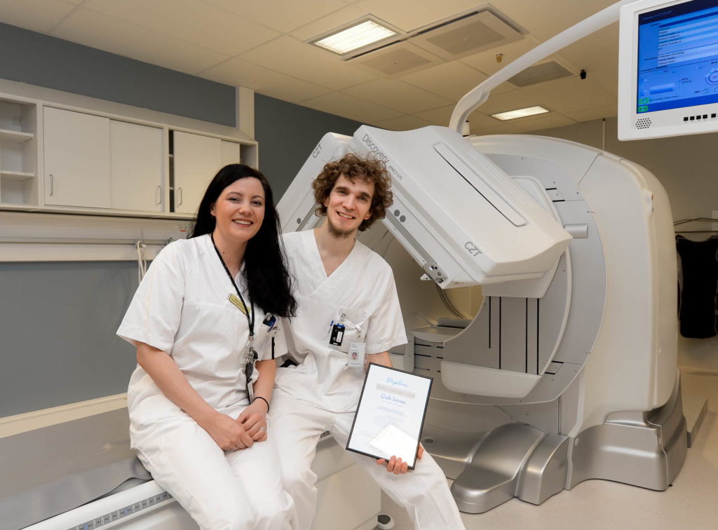 Et par kvinner i hvite laboratoriefrakker i et rom