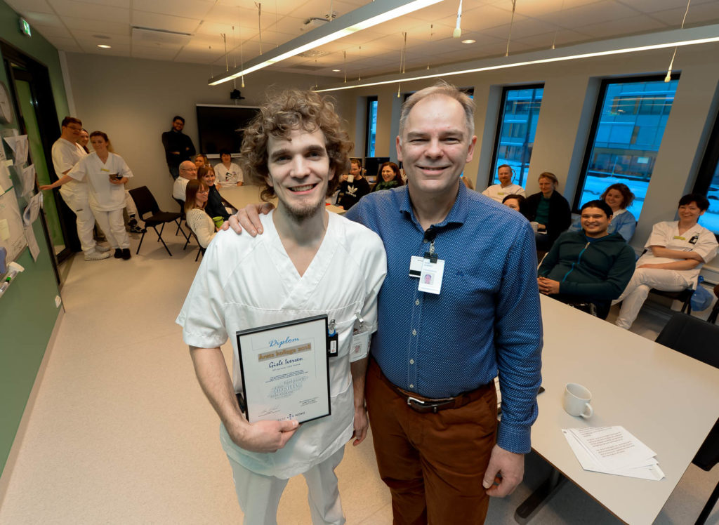 En mann og en kvinne poserer for et bilde