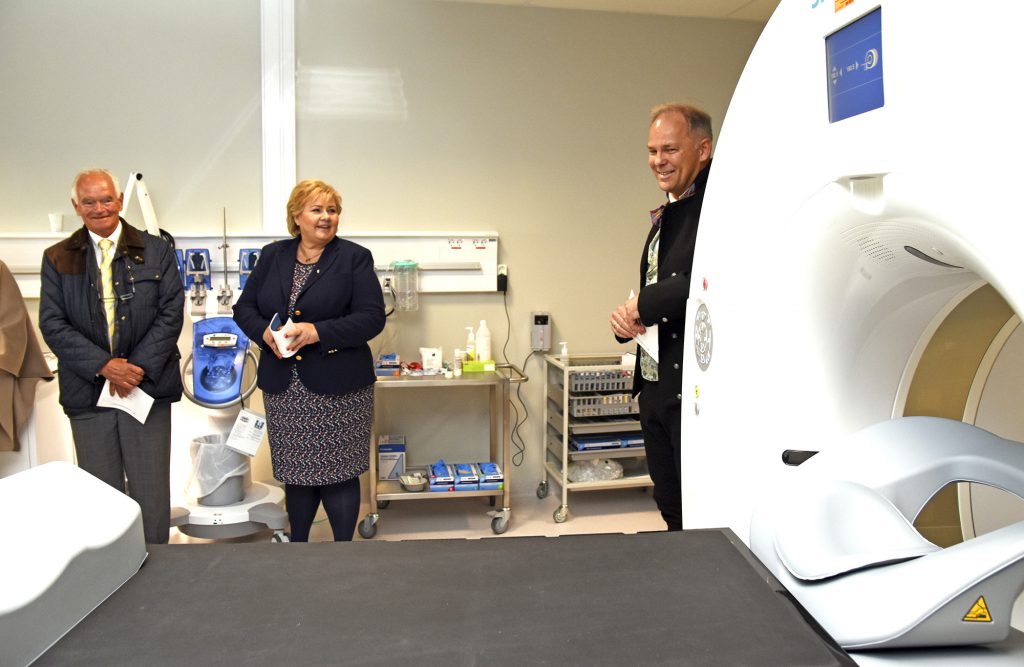 En gruppe mennesker som står i et rom