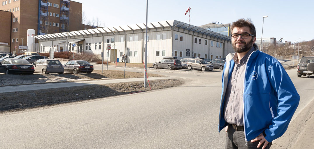 En mann som står på en parkeringsplass