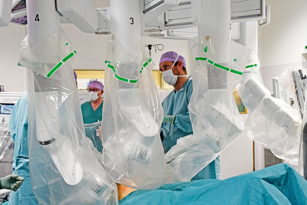 Pågående robotkirurgi, to personer opererer-