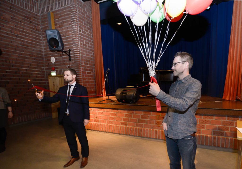 Et par menn som holder ballonger