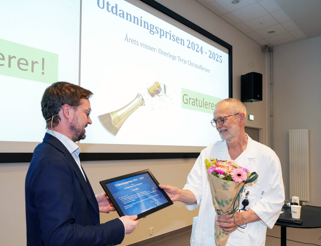 Direktøren deler ut pris til Terje Christoffersen