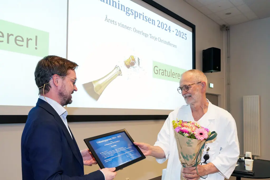 Direktøren deler ut pris til Terje Christoffersen