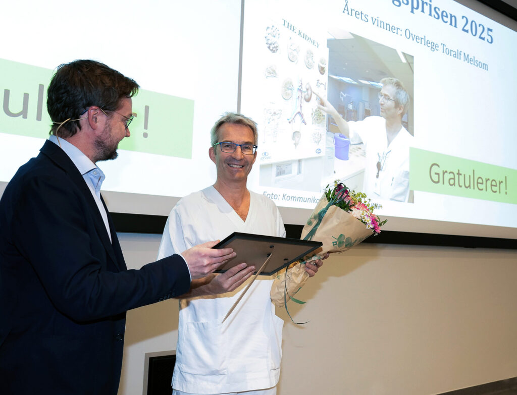 Direktøren deler ut pris til Melsom.