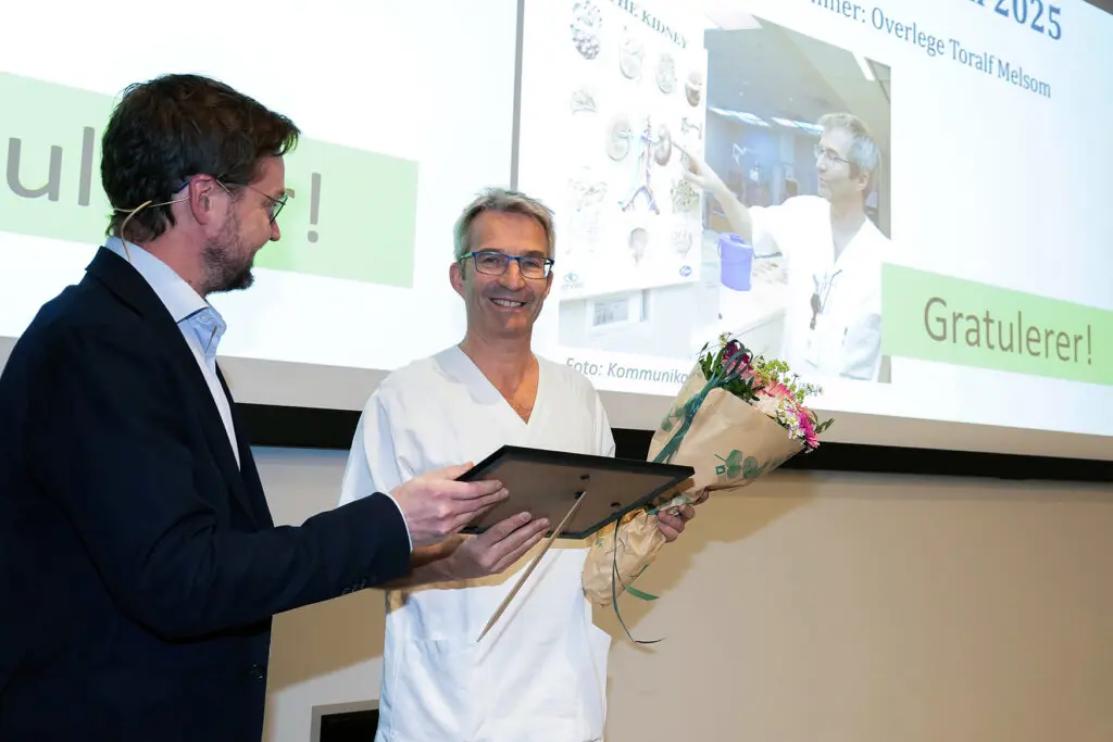 Direktøren deler ut pris til Melsom.