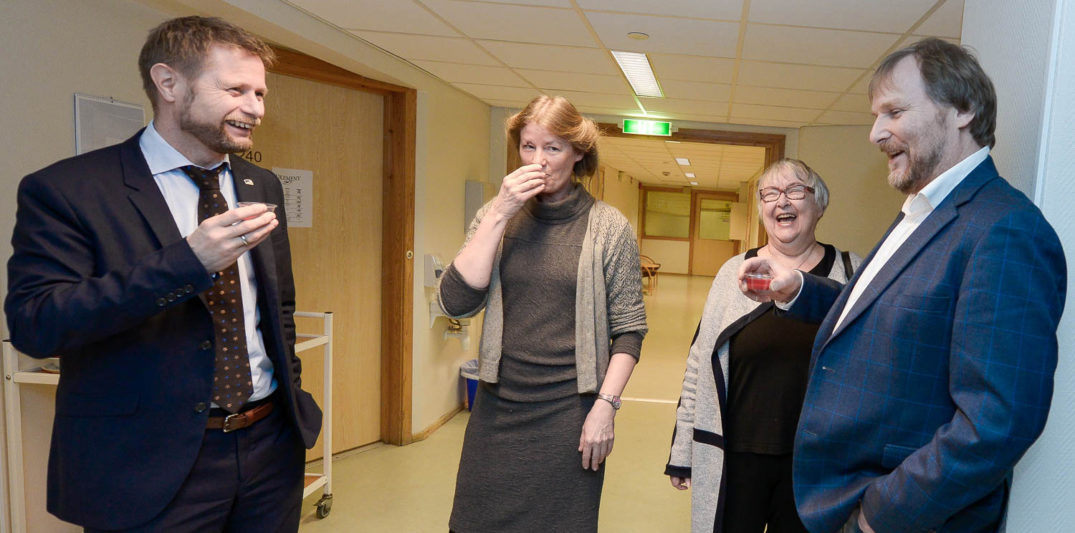 En gruppe mennesker som snakker