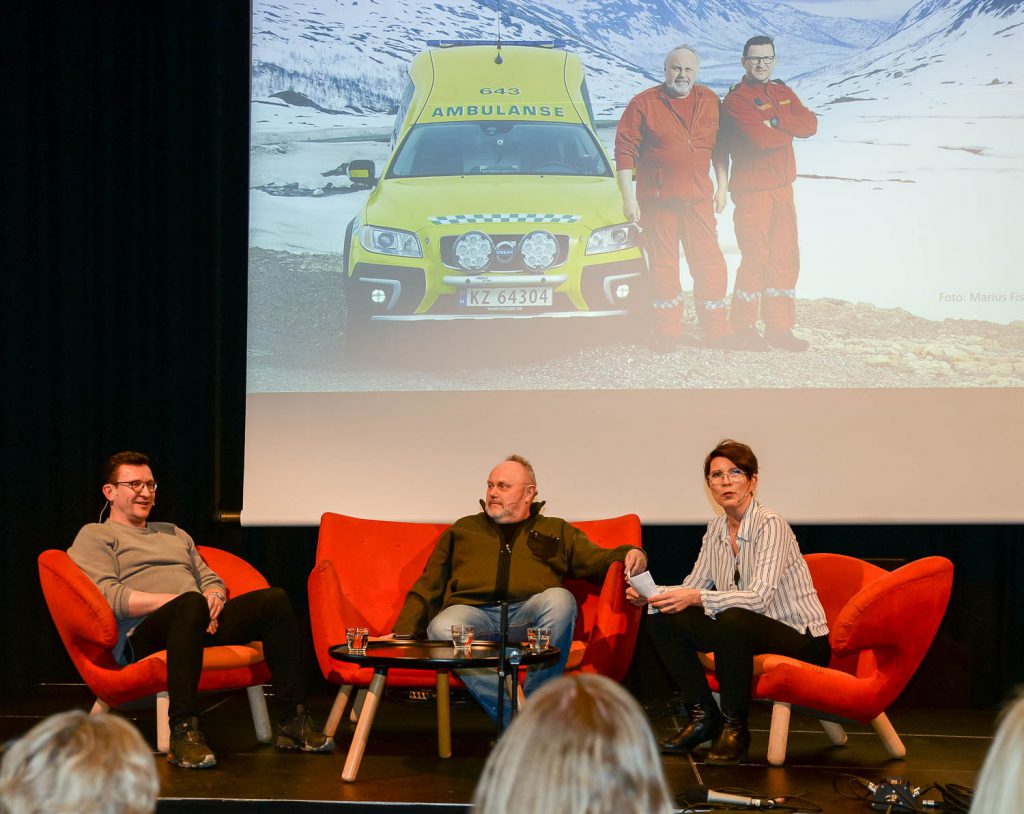 En gruppe mennesker som sitter i stoler