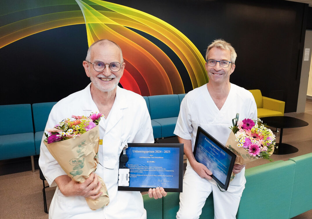 Prisvinnere med blomster og diplom