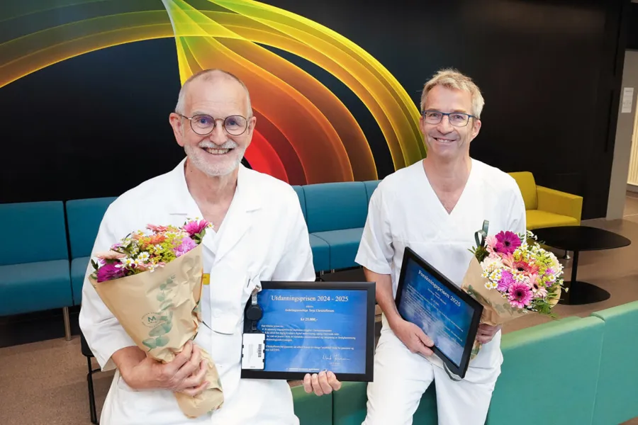 Prisvinnere med blomster og diplom