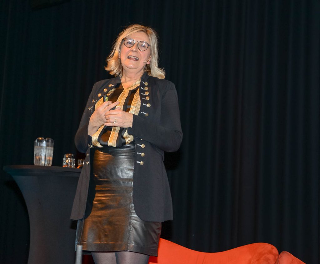 En person som bærer et plagg