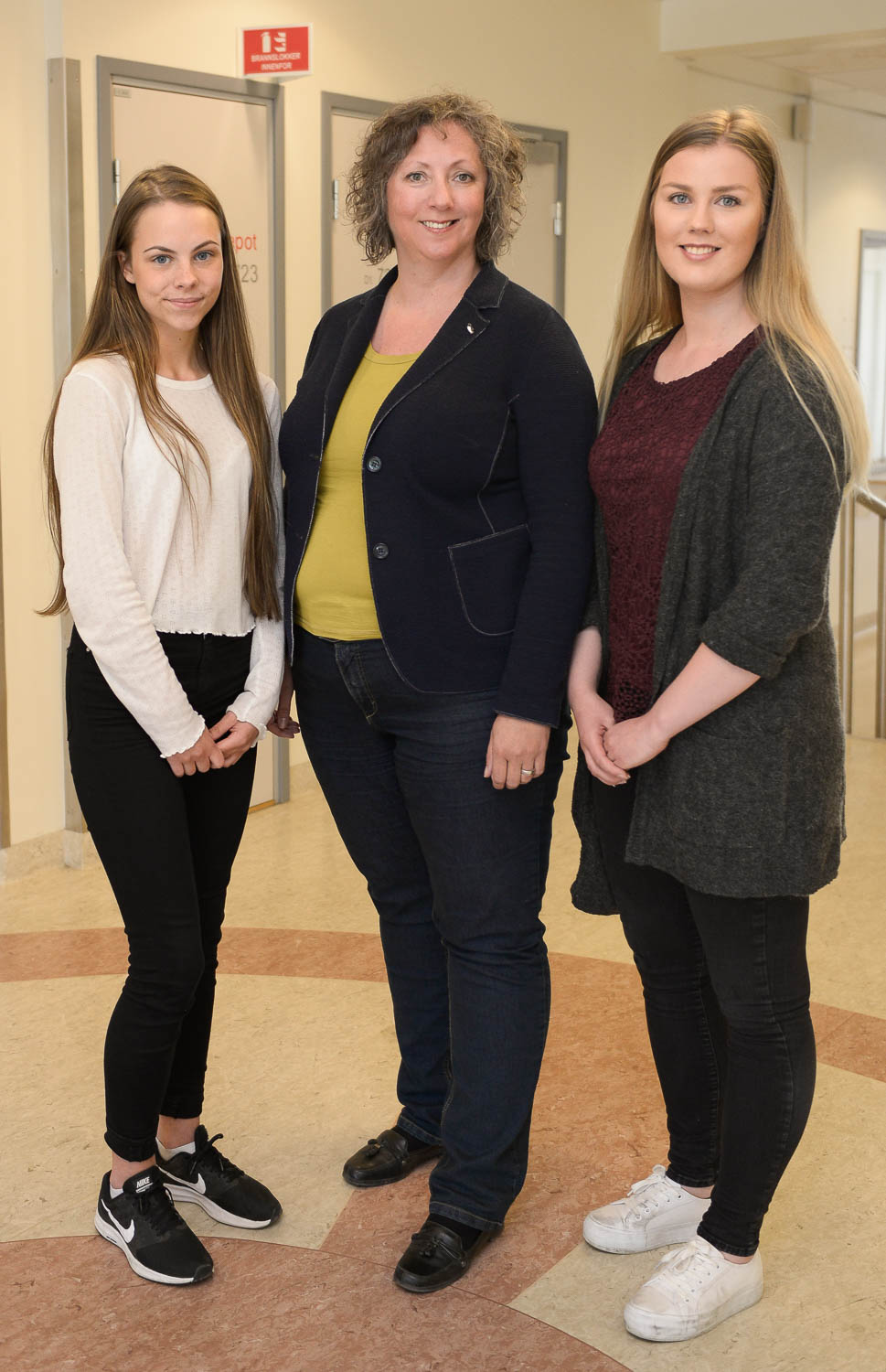 En gruppe kvinner som poserer for et bilde