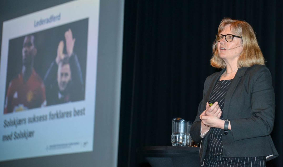 En person som står foran en skjerm