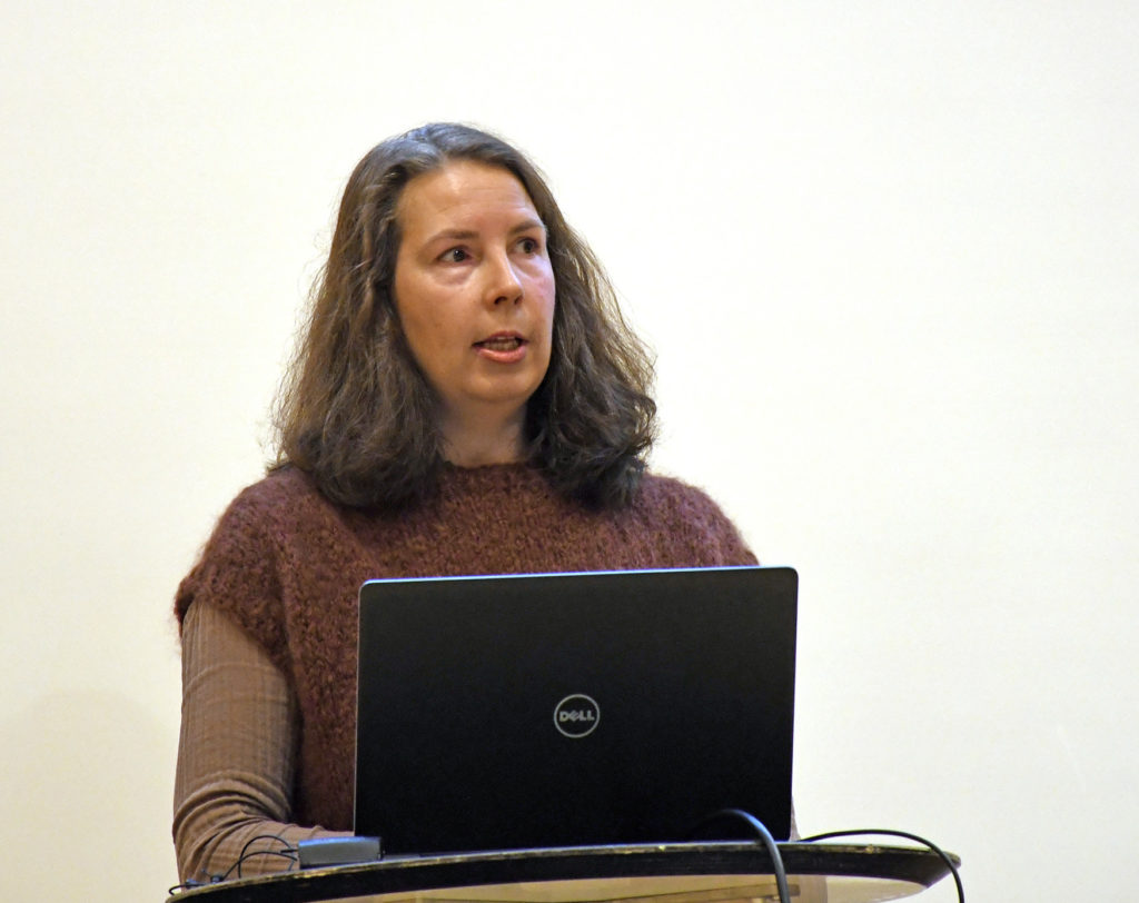 En person som sitter ved et skrivebord med en bærbar PC