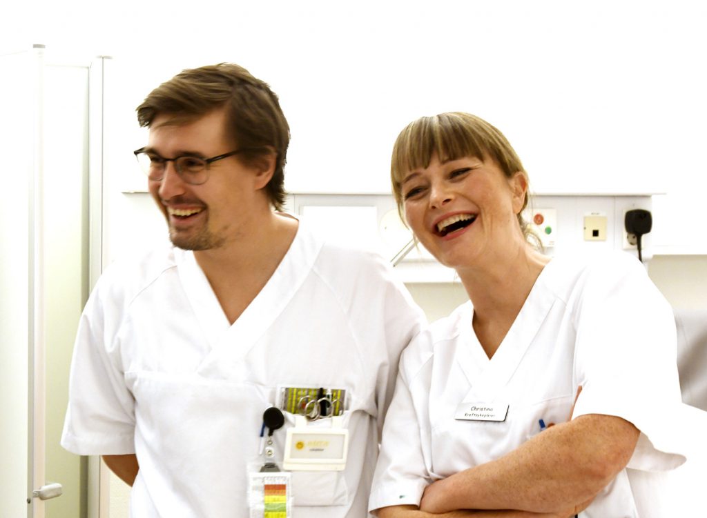 En mann og en kvinne i hvite laboratoriefrakker