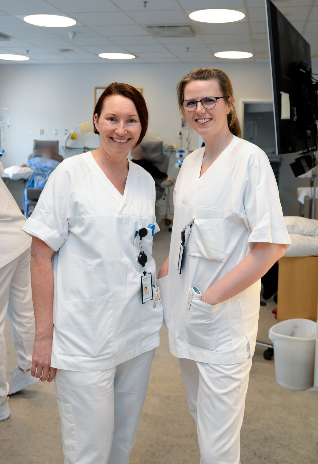 Et par kvinner i hvite laboratoriefrakker