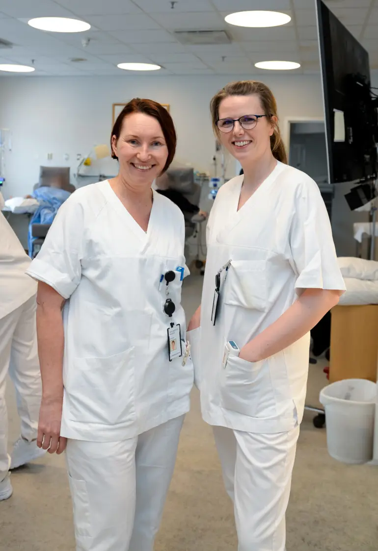 Et par kvinner i hvite laboratoriefrakker