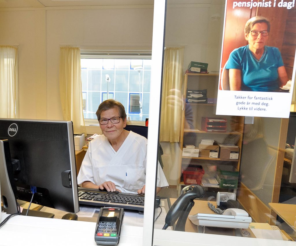 En person som jobber ved datamaskinen