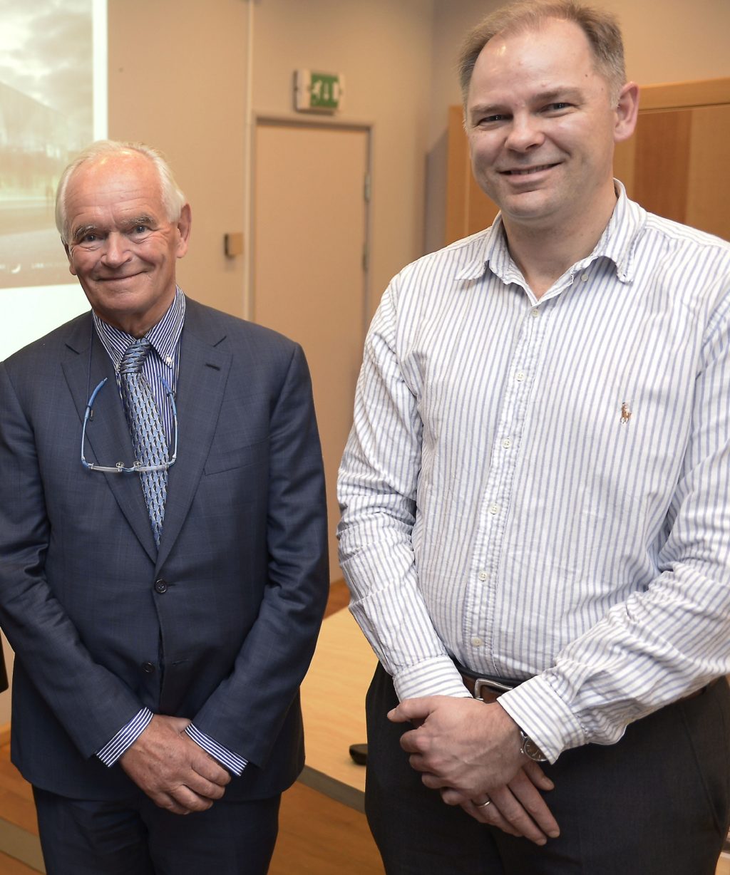 Et par menn som poserer for kameraet