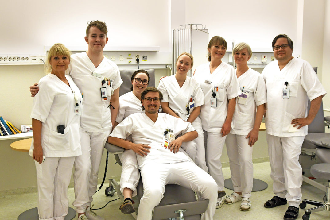 En gruppe mennesker i hvite laboratoriefrakker