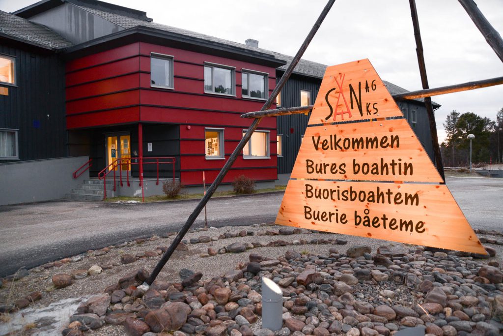 Et skilt foran et hus