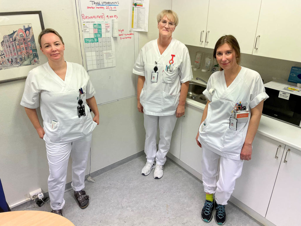 En gruppe kvinner i hvite laboratoriefrakker