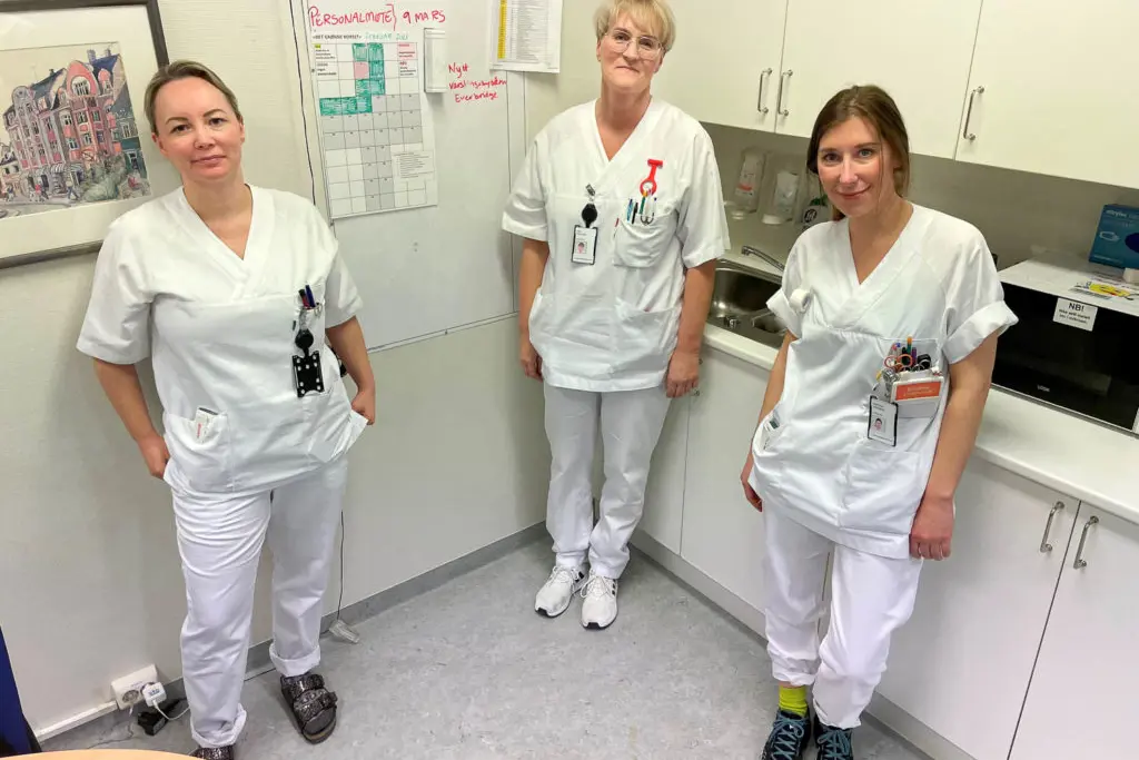 En gruppe kvinner i hvite laboratoriefrakker