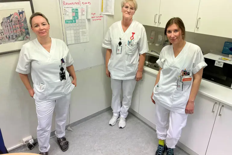 En gruppe kvinner i hvite laboratoriefrakker