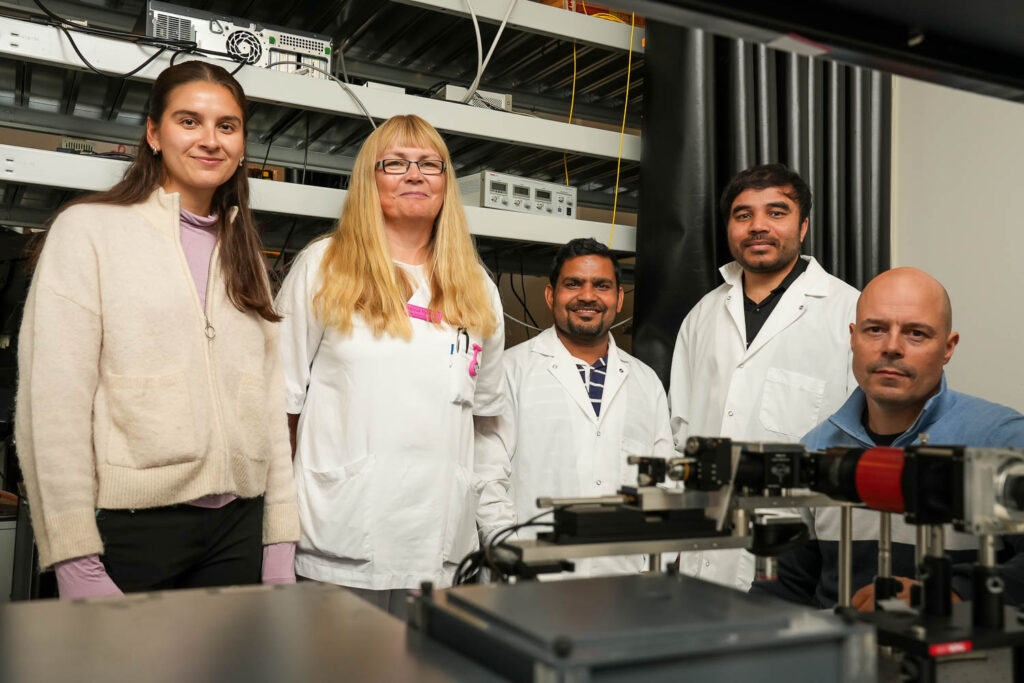 Forskerne med 3D-mikroskopet foran seg