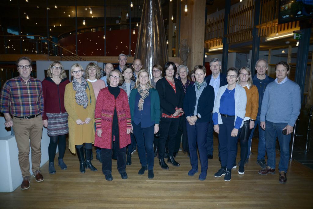 En gruppe mennesker som poserer for et bilde