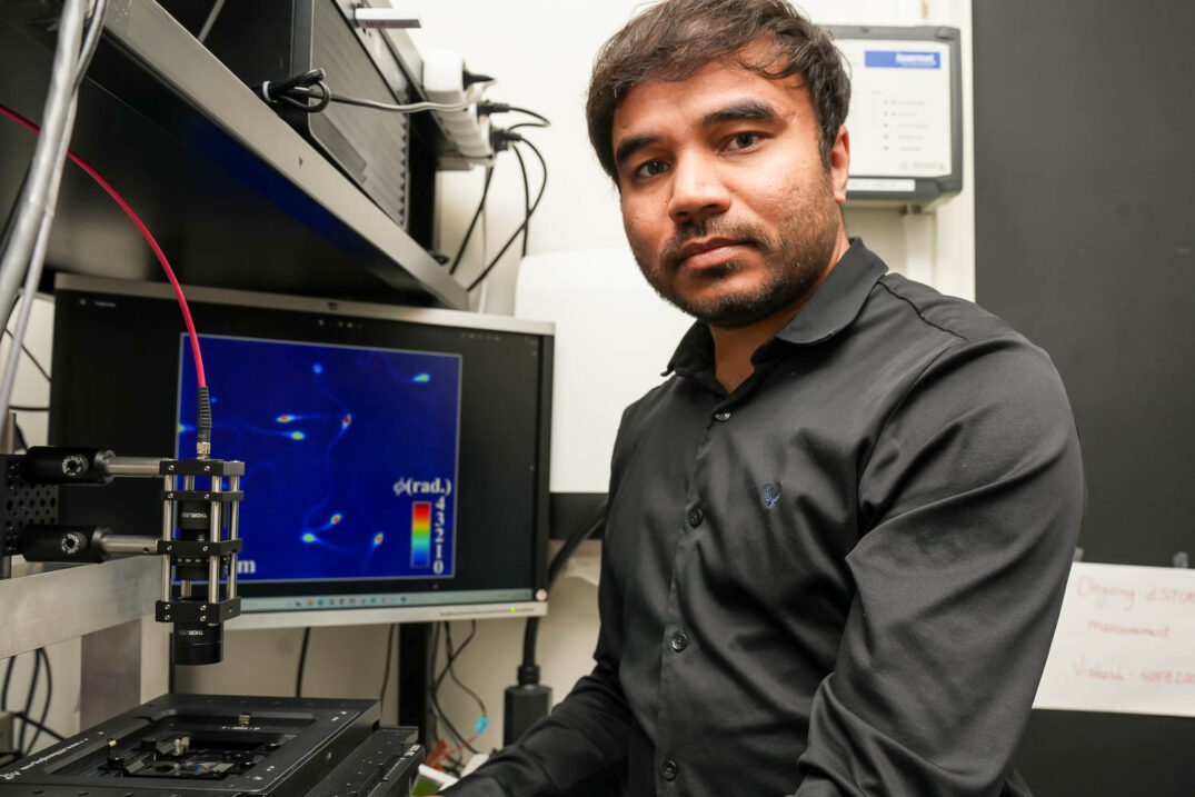 Forsker Azeem Ahmad foran 3D-mikroskop