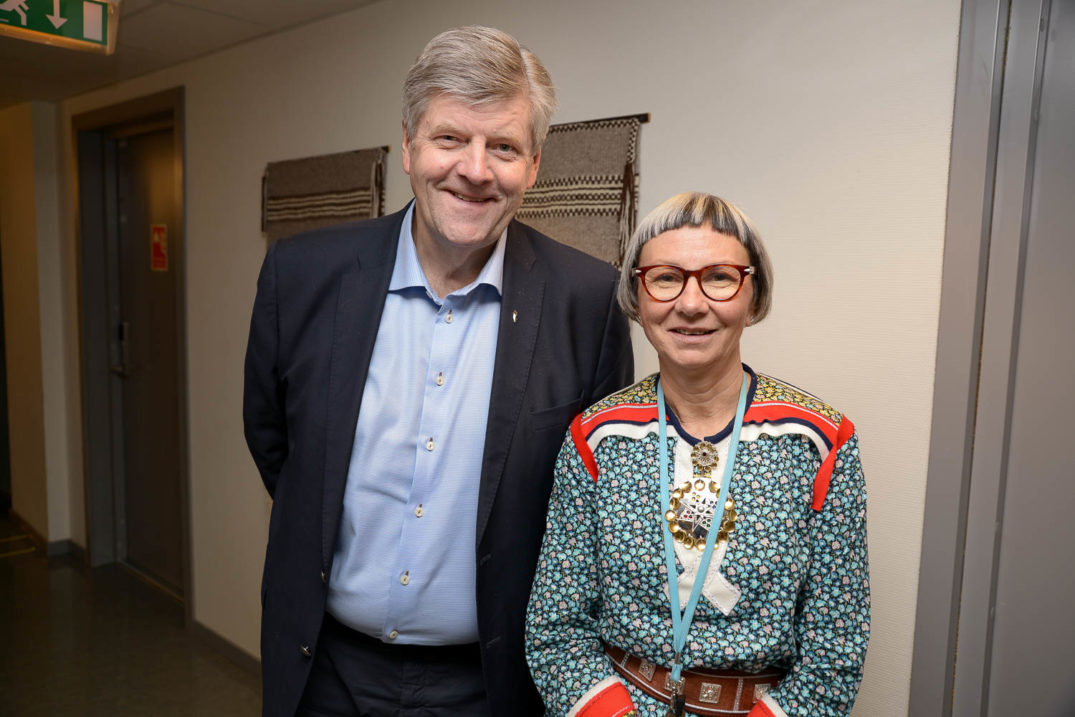 En mann og en kvinne poserer for et bilde