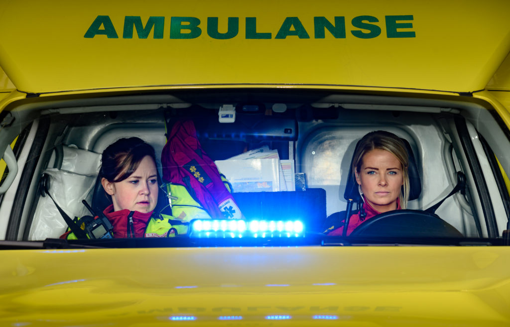 En gul skolebuss med et par jenter i