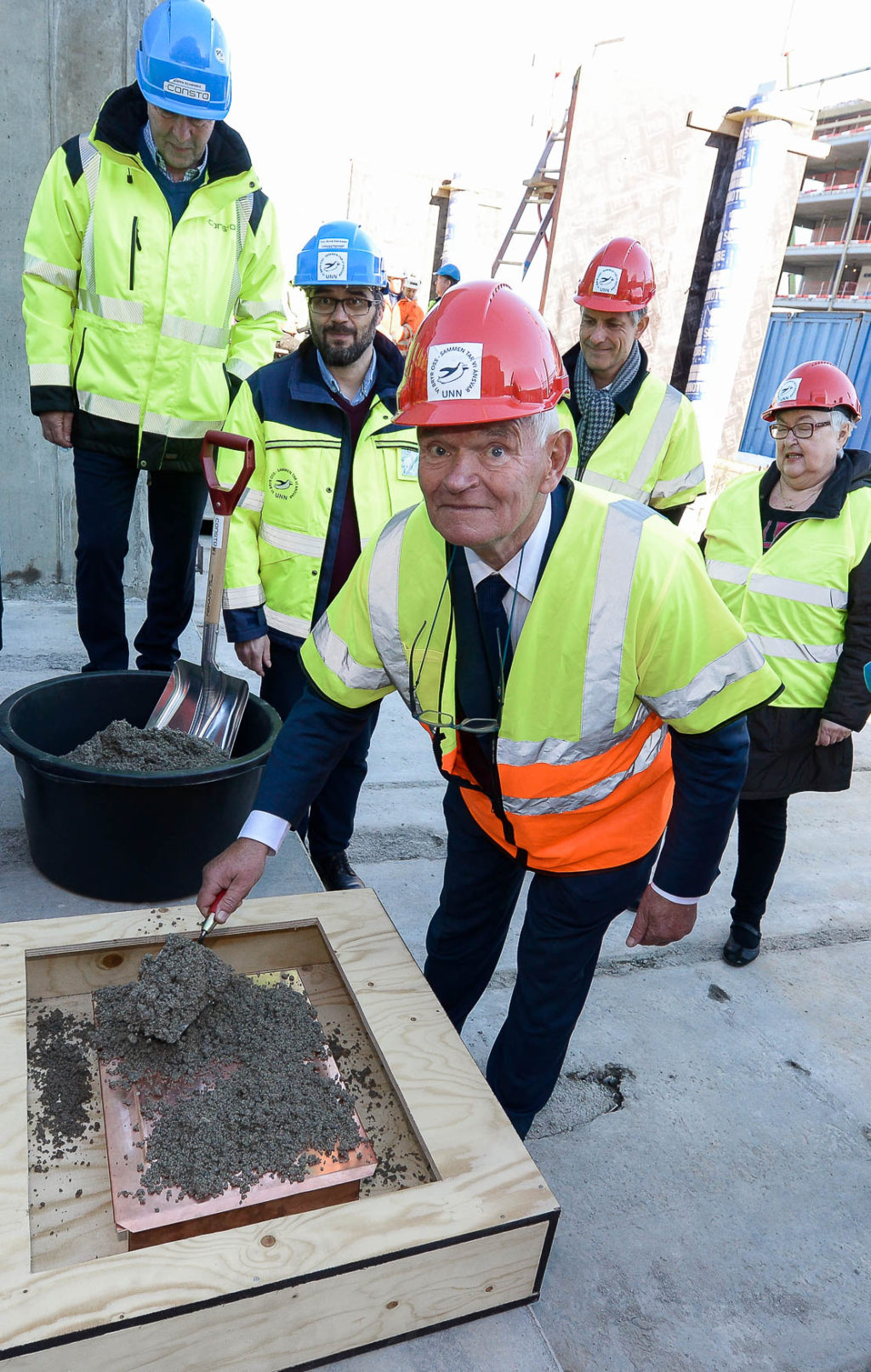 En gruppe menn med hjelm og reflekser