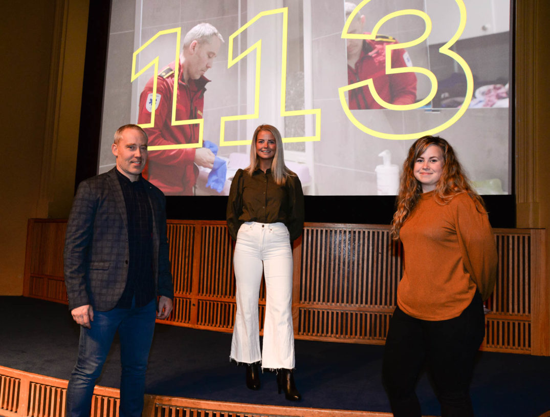 En gruppe mennesker som står på en scene