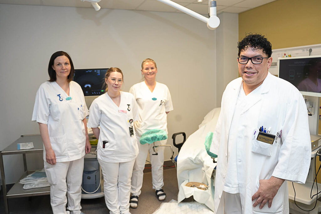 Tre damer og en mann i hvitt