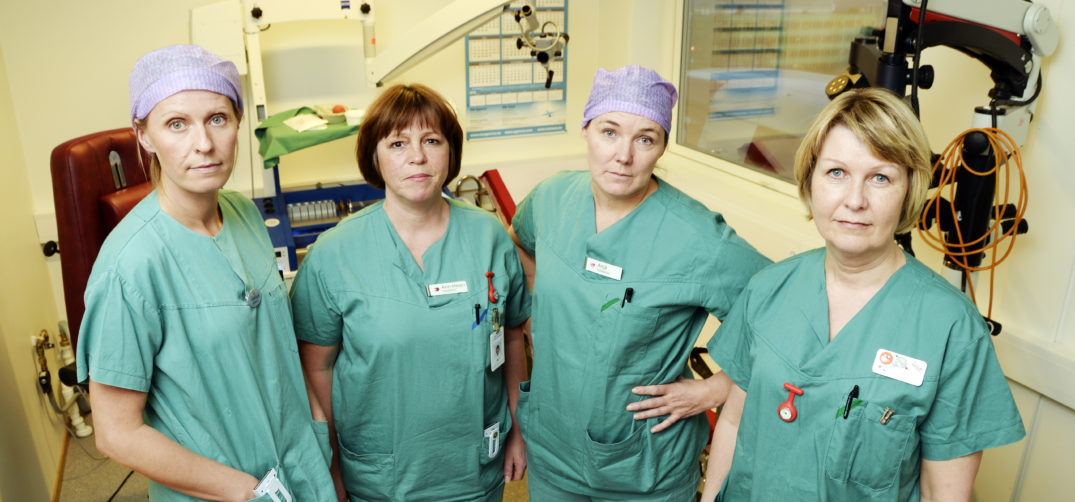 En gruppe mennesker i et rom