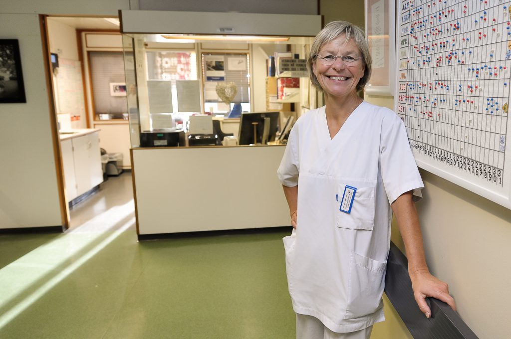 En mann i hvit frakk