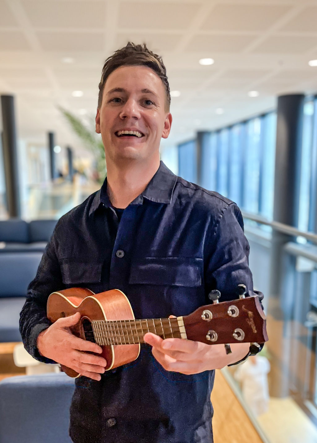 En mann som holder en gitar