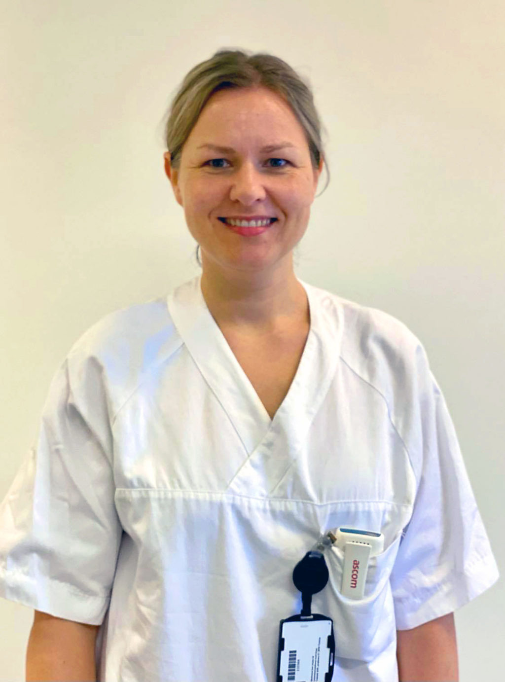 En person iført hvit skjorte