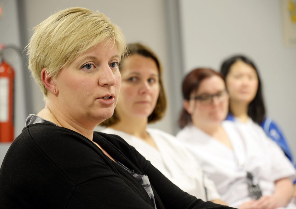 En gruppe mennesker i et rom