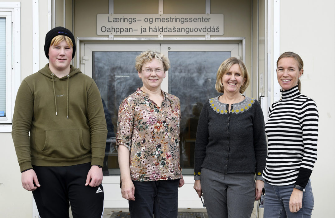 En gruppe mennesker som poserer for et bilde