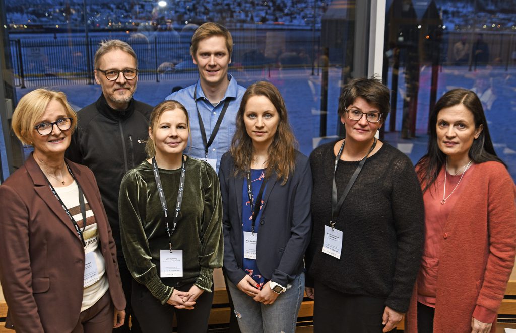 En gruppe mennesker som poserer for et bilde