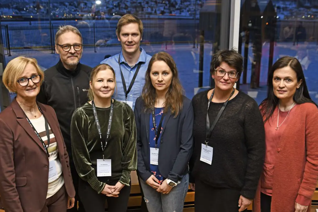 En gruppe mennesker som poserer for et bilde