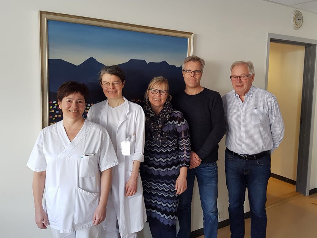 En gruppe mennesker som poserer for et bilde