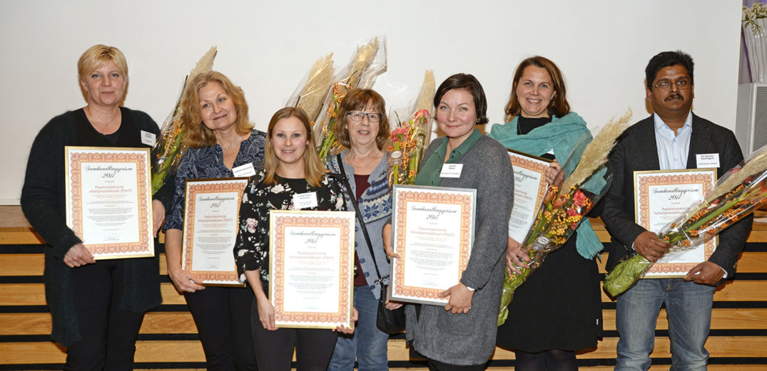 En gruppe mennesker med sertifikater